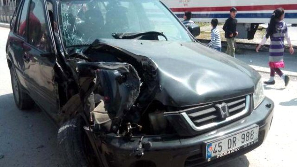 Tren Çarpan Cipten Son Anda Atlayıp Kurtuldu