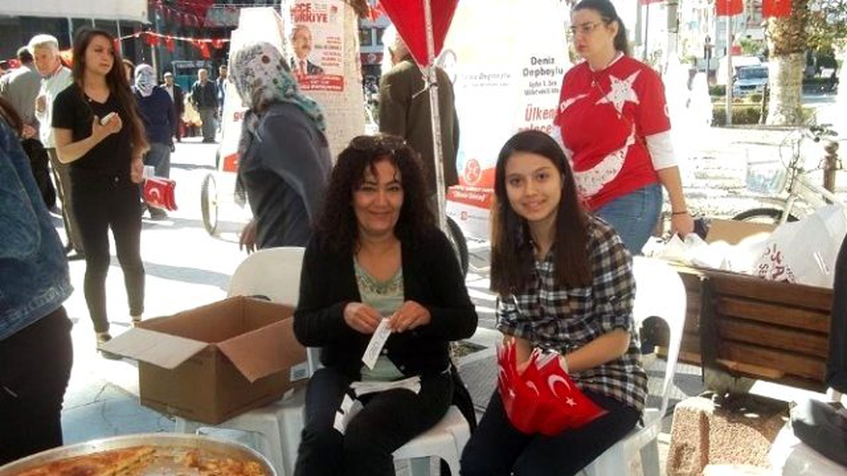 Turkuaz Kadınlarından Öğrencilere Burs Kermesi