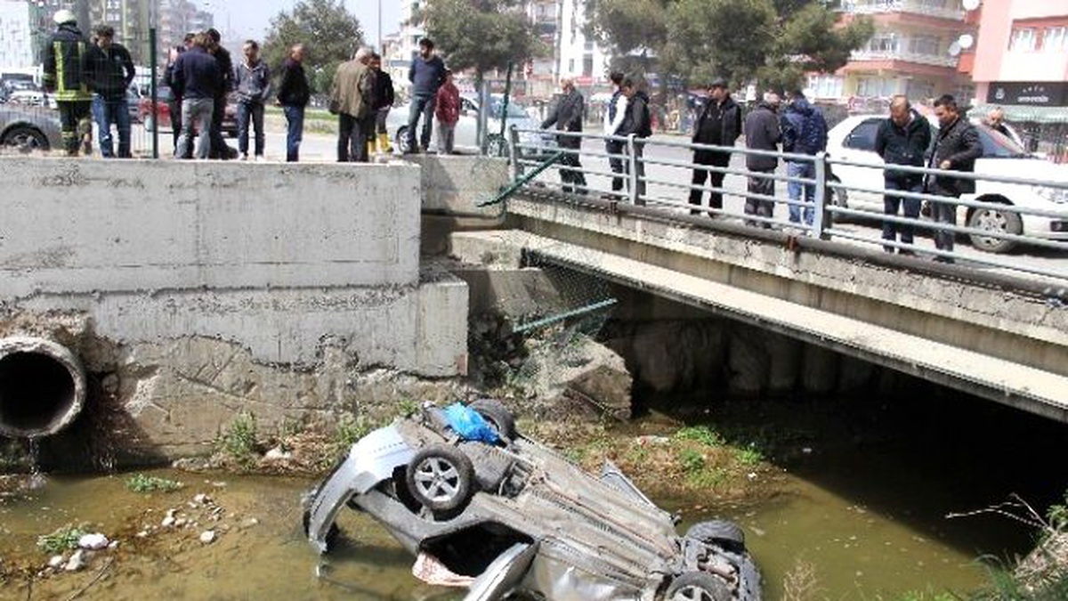 Üniversite Öğrencileri Otomobil ile Dereye Uçtu: 3 Yaralı
