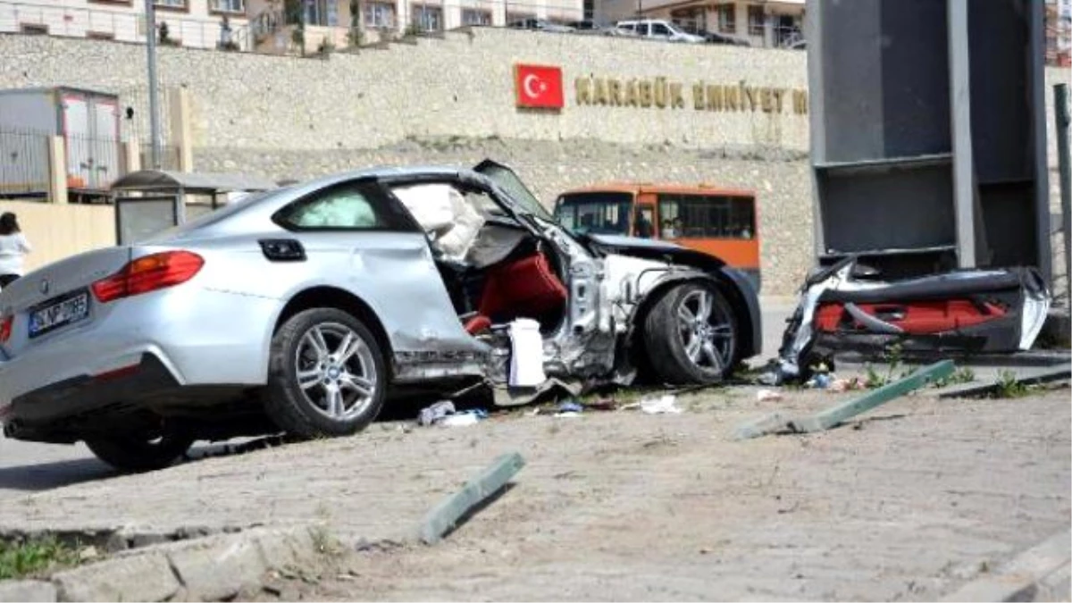 Üst Geçit Ayağına Çarpan Otomobilde 2 Kişi Yaralandı