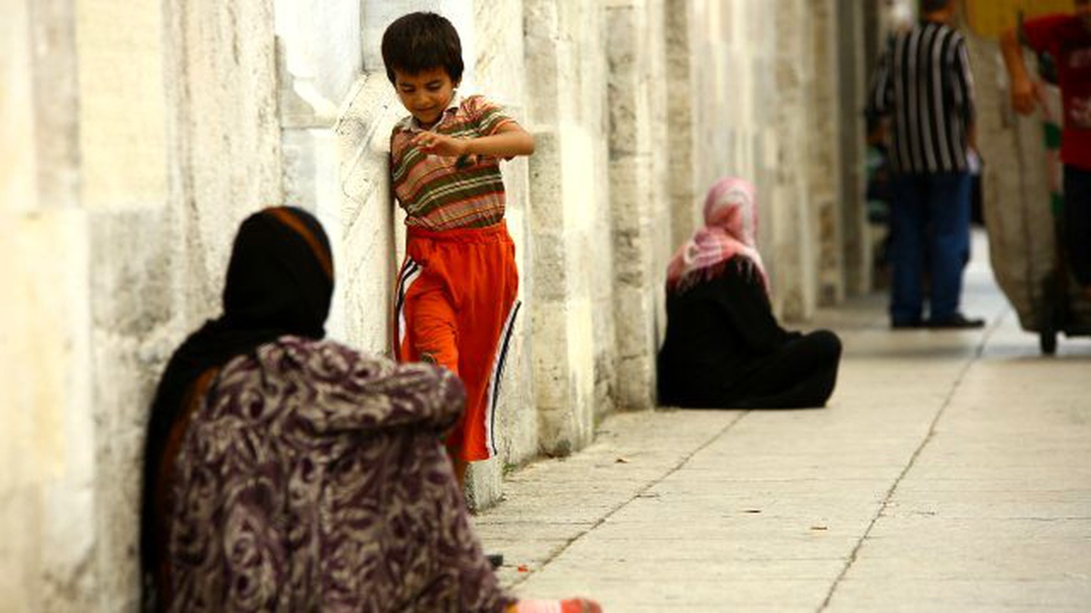 Yalın Ayakla Dilencilik Yapan Çocuk,Yürekleri Burktu