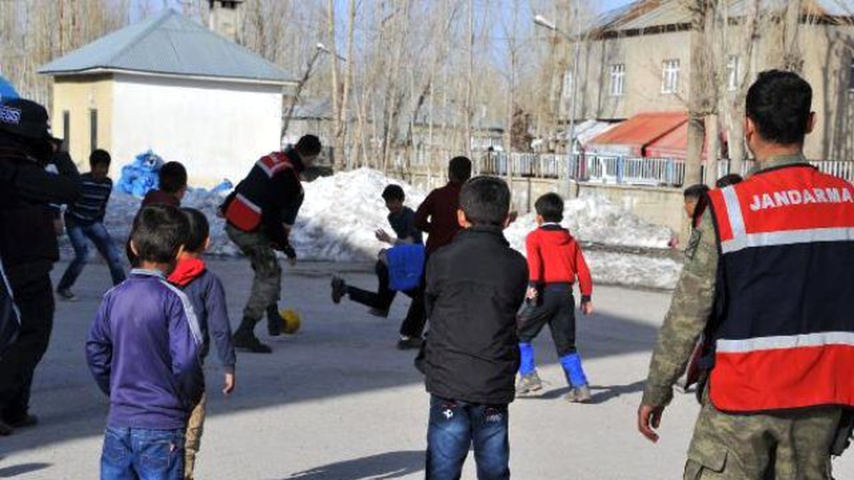Yüksekova\'da Güvenlik Güçleri ile Öğrenciler Futbol Maçı Yaptı