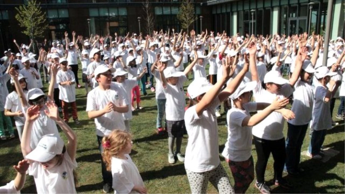 300 Çocuk Dans Ederek Spor Yaptı