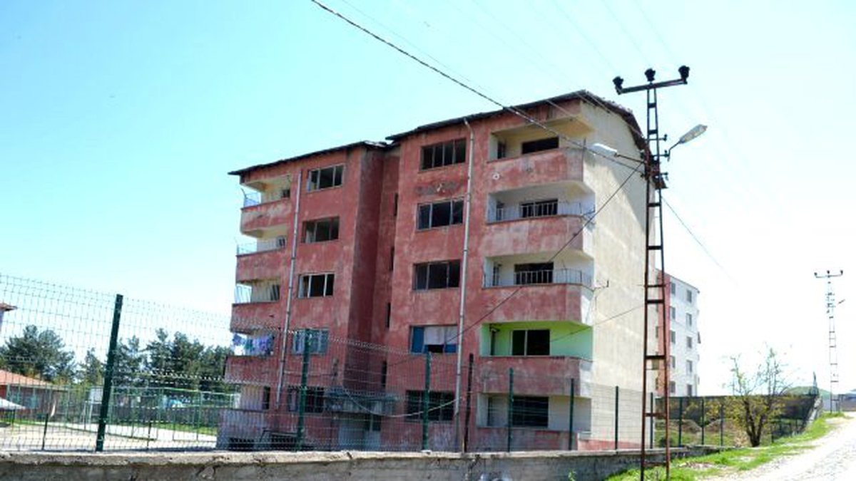 40 Yıllık Lojman Yıkılma Tehlikesi Yaşıyor