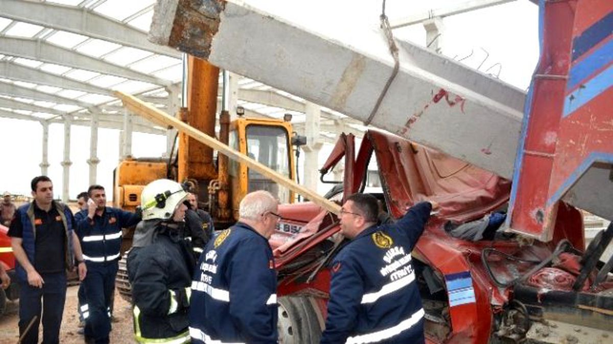 Kamyon Şoförü, 6 Tonluk Beton Bloğun Altında Can Verdi