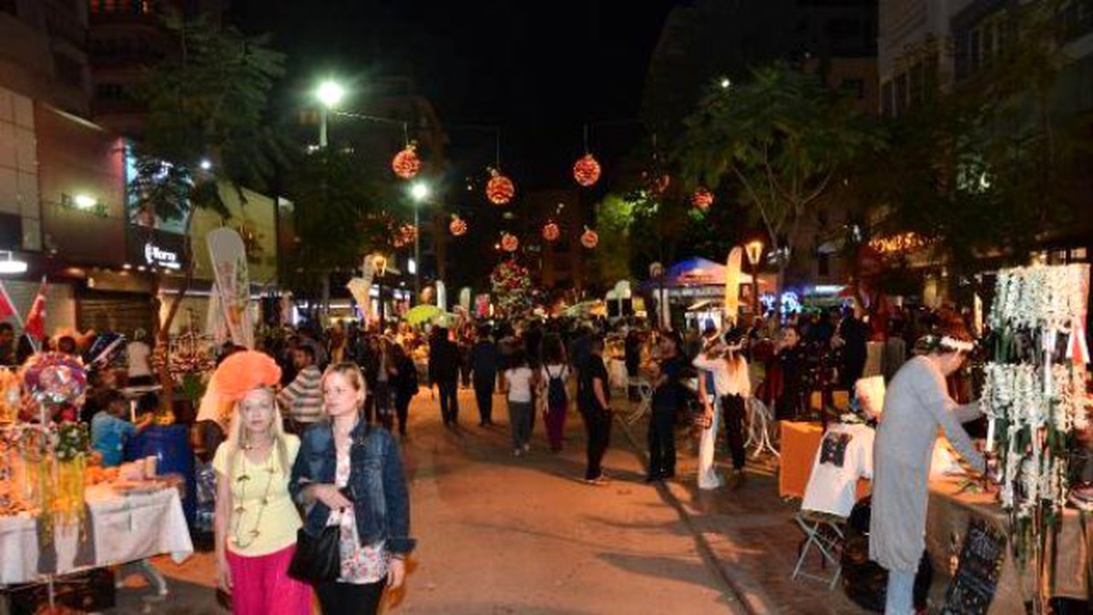Adanalılar Karnaval Coşkusunu Gece Yarısına Kadar Yaşadı