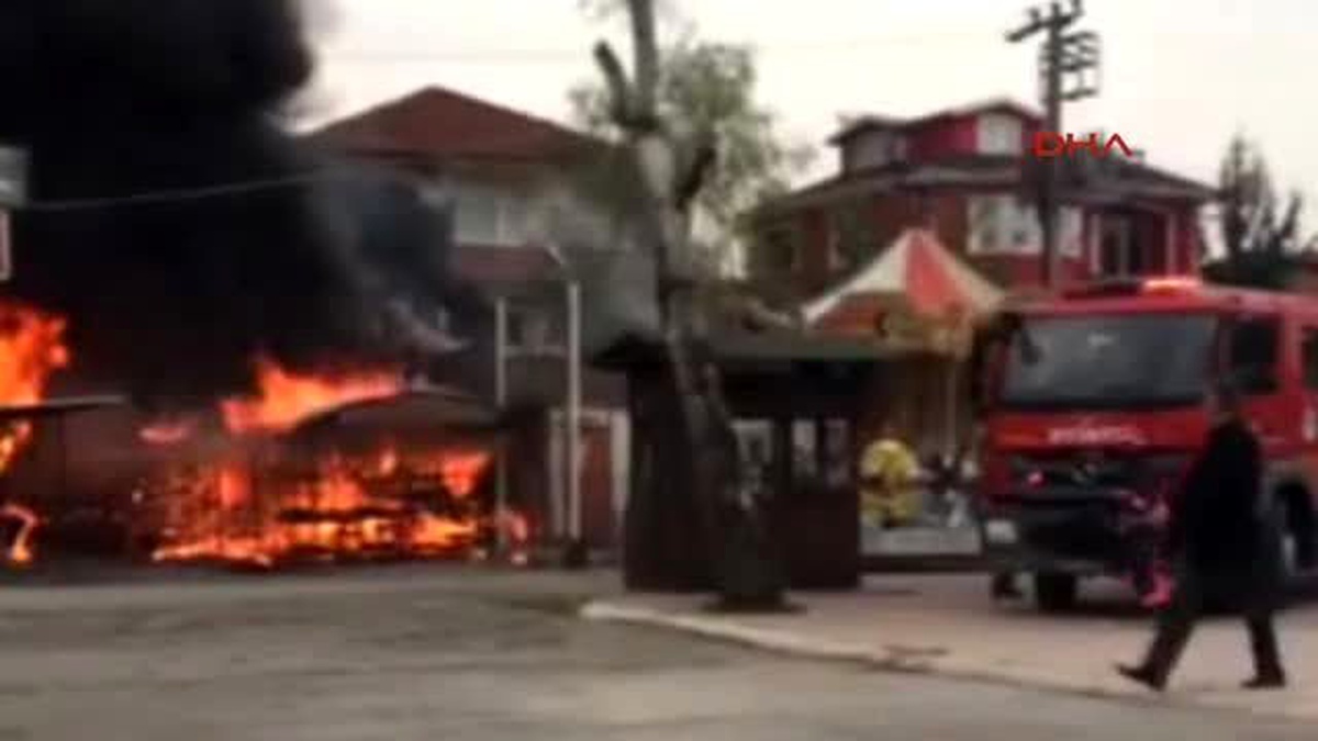Adapazarı\'nda Lunaparkta Gişe ve Çay Ocağı Yandı