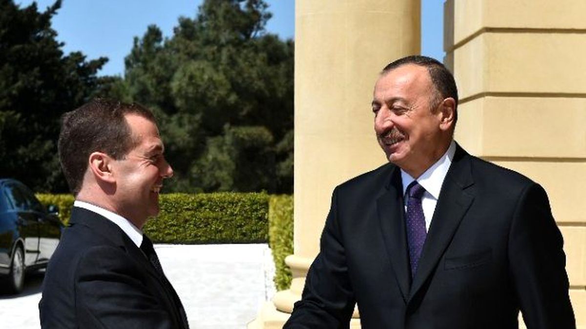Aliyev, Rusya Başbakanı Medvedev\'i Kabul Etti