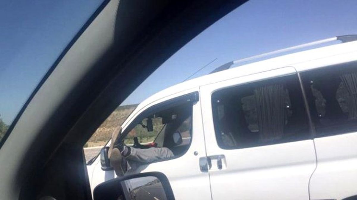 Araç Kullanırken Ayaklarını Camdan Çıkaran Adam Büyük Tepki Topladı