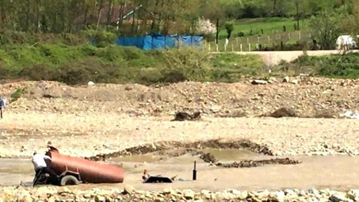 Bartın\'da Traktör Sulara Gömüldü