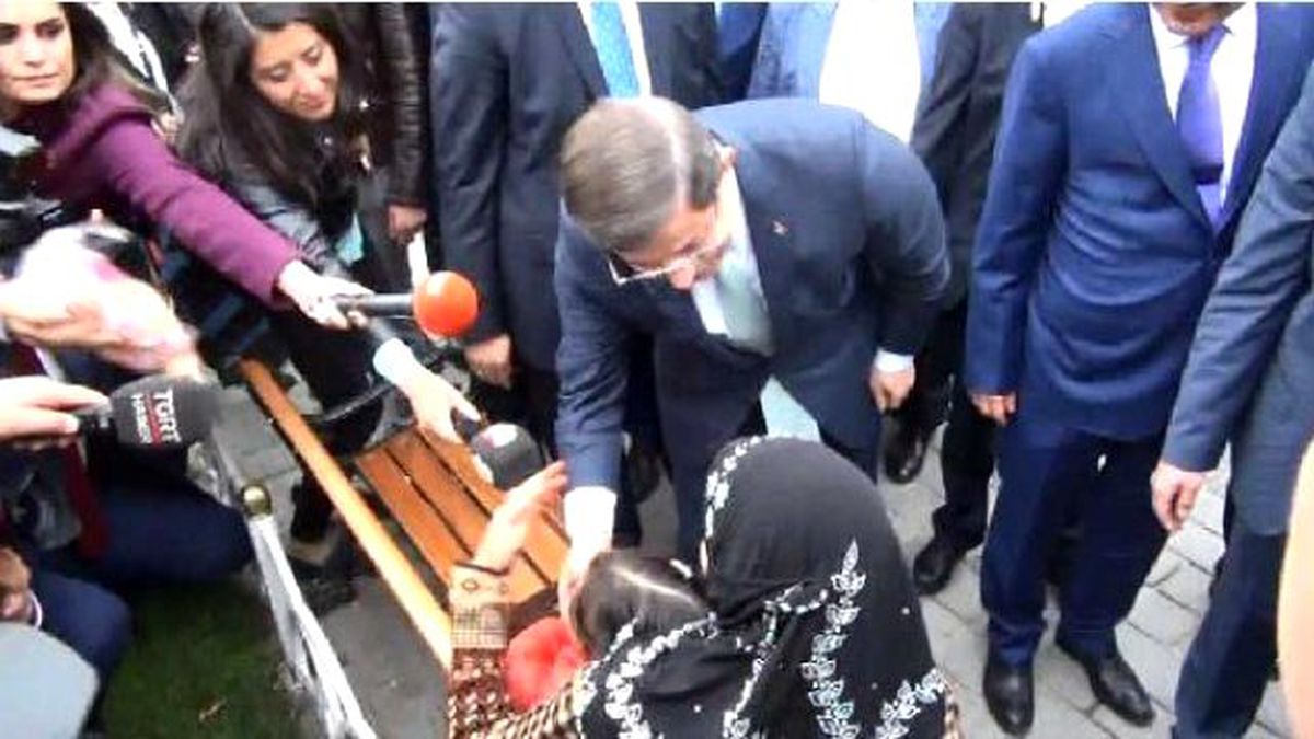 Başbakan Davutoğlu, Sultanahmet\'te Köfte Yedi
