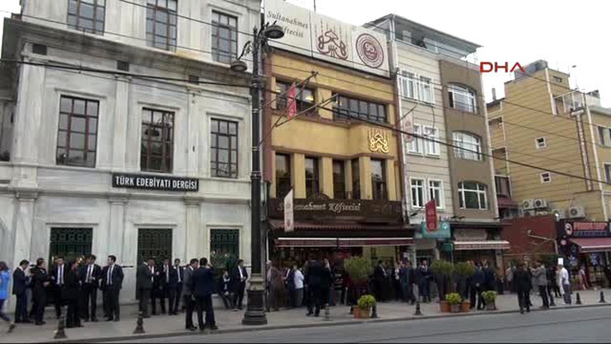 Başbakan Davutoğlu Sultanahmet\'te Köfte Yedi