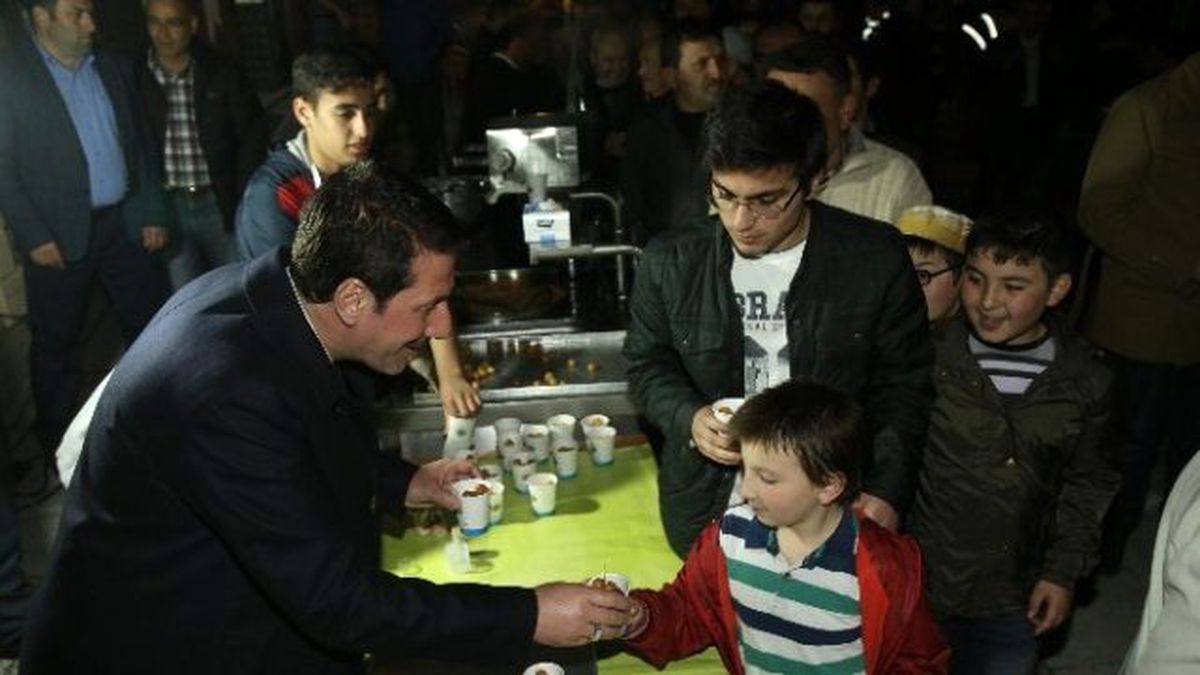 Başkan Tok Vatandaşa Lokma Dağıttı