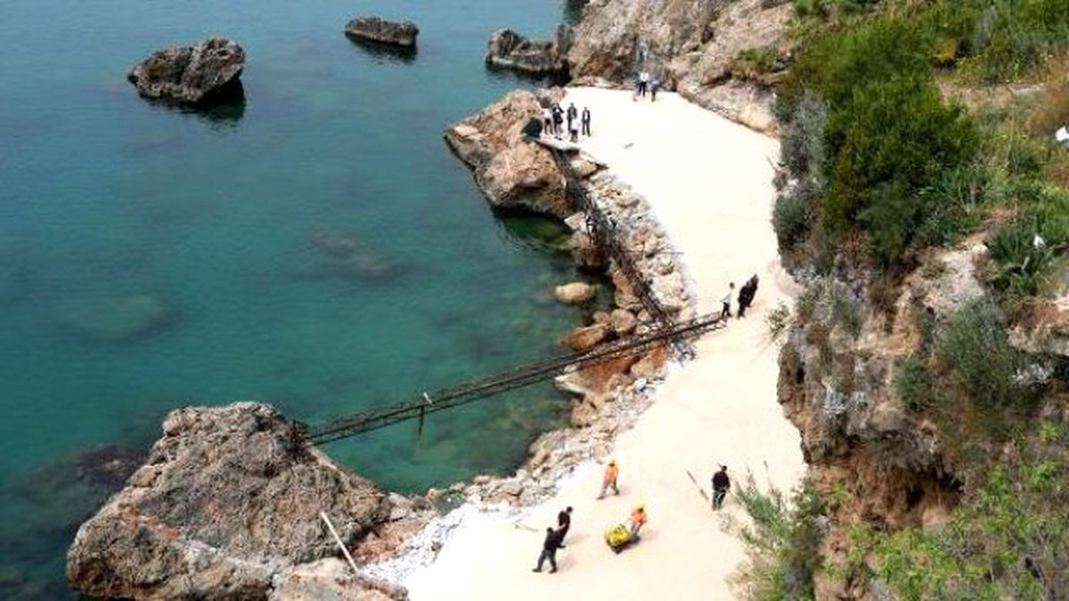 Beton Dökülen Plajda Yıkım
