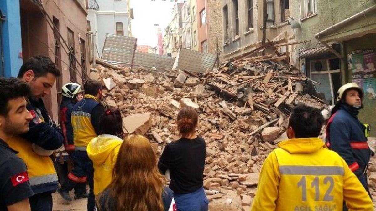 Beyoğlu\'nda 5 Katlı Bir Bina Yerle Bir Oldu