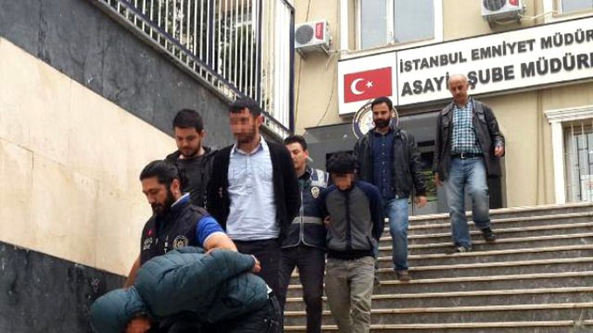 Çaldıkları Otomobilleri Sahiplerine Satan Hırsızlar Yakalandı