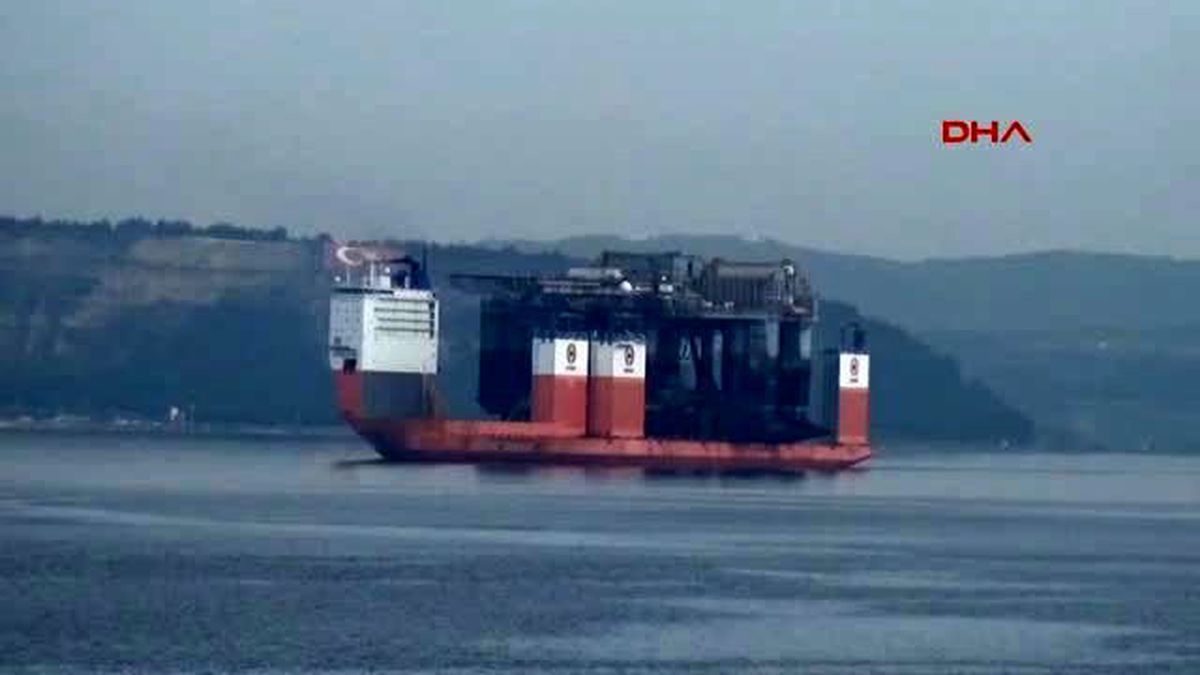 Çanakkale Dev Gemi Çanakkale Boğazı\'ndan Geçti