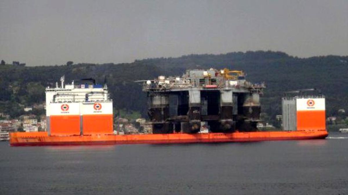 Dev Gemi, Çanakkale Boğazı\'ndan Geçti
