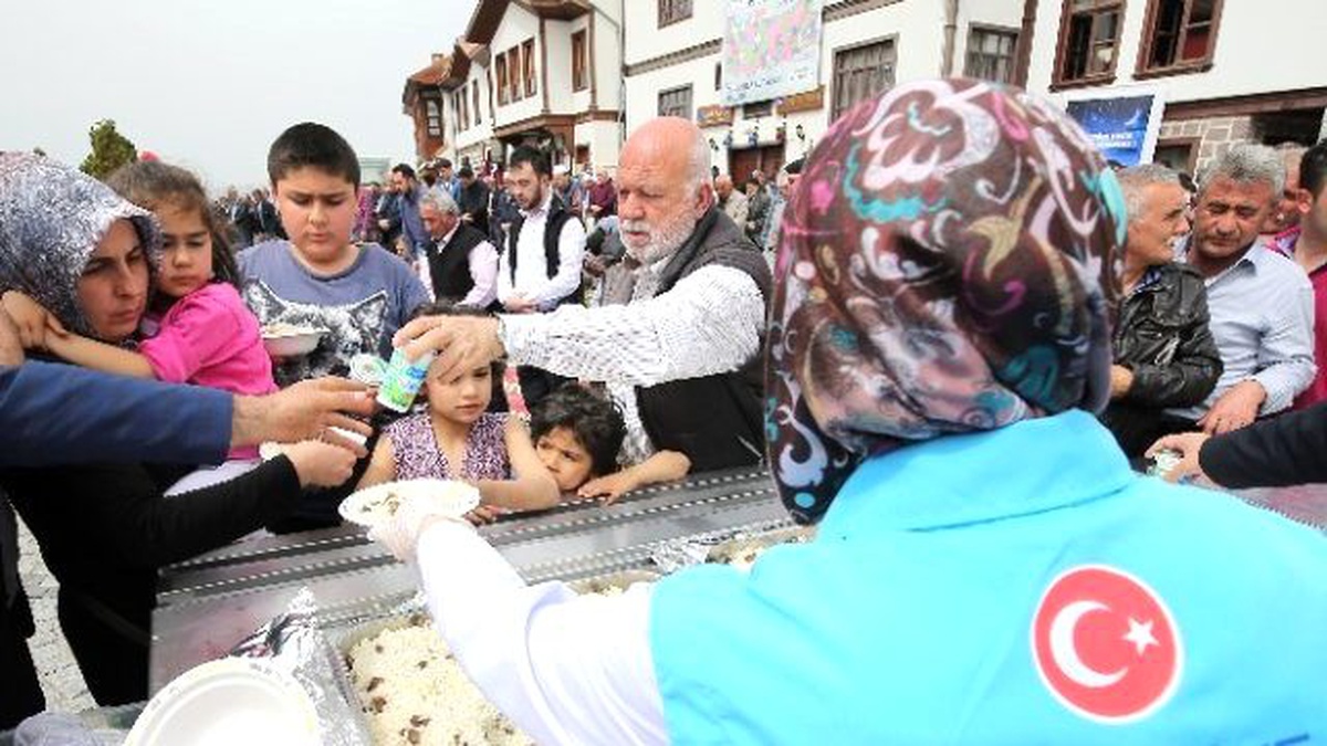 Diyanet Vakfı\'ndan Hacı Bayram Camii\'nde Kutlu Doğum Aşı İkramı