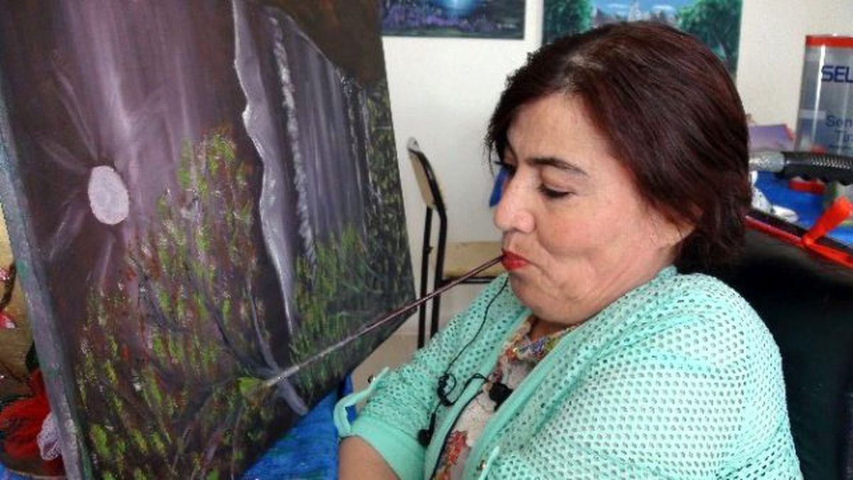Ellerini Kullanamayan 51 Yaşındaki Ressam, Resimlerini Ağzıyla Yapıyor