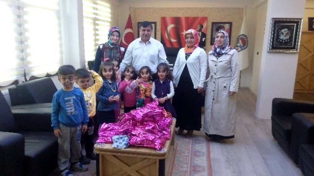 Emetli Öğrenciler Oyuncakları Suriyeli Kardeşlerine Gönderdi