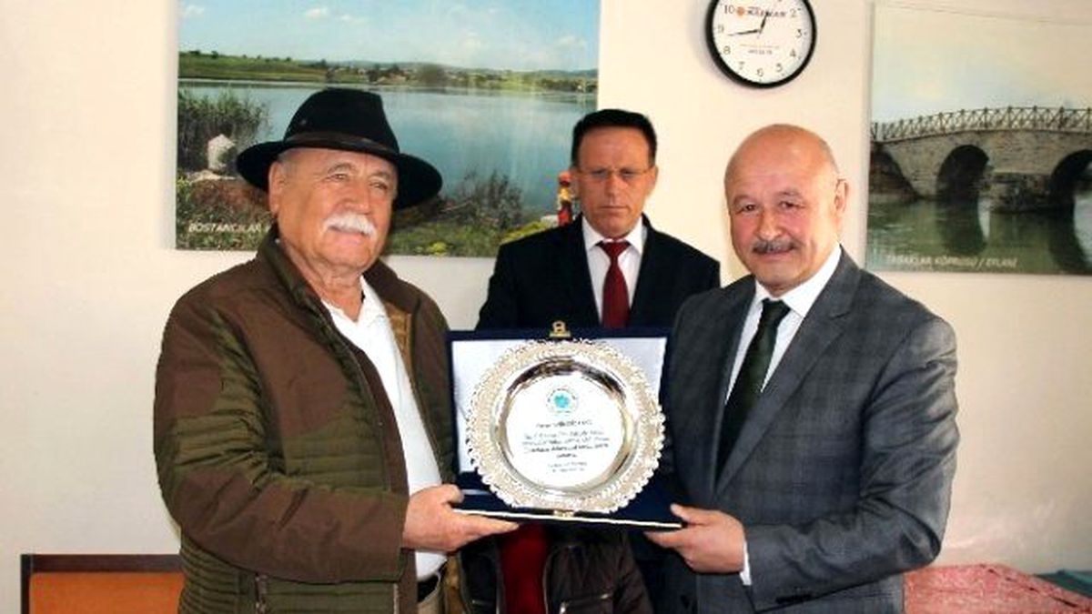 Ertuğrul\'dan İşadamı Dizdar\'a Plaket