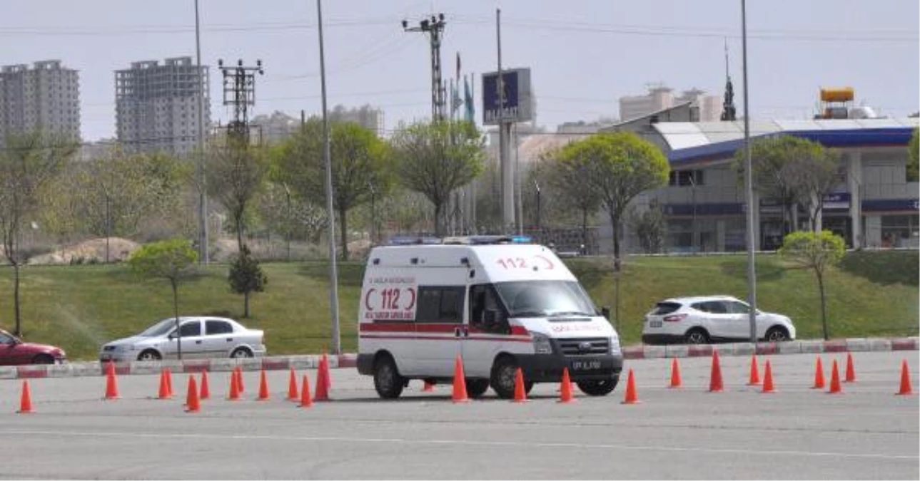 Gaziantep\'te Ambulans Şoförlerine İleri Sürüş Teknikleri Eğitimi