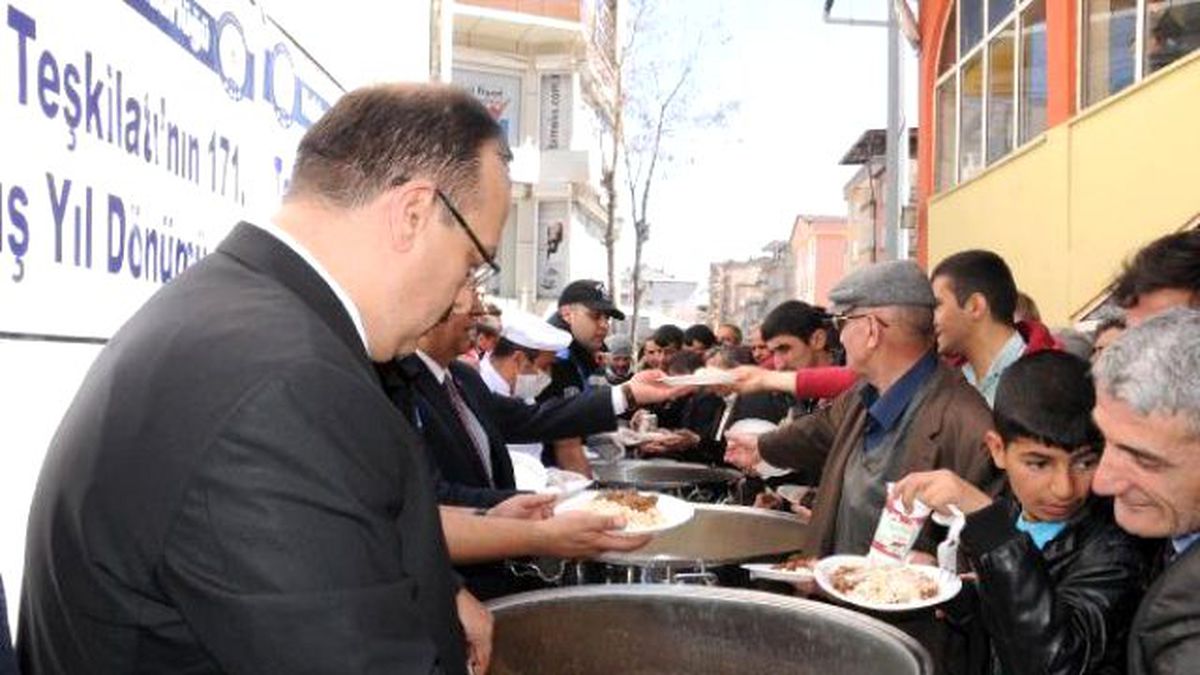 Hakkari'de Polisten Vatandaşa Kavurma Pilav