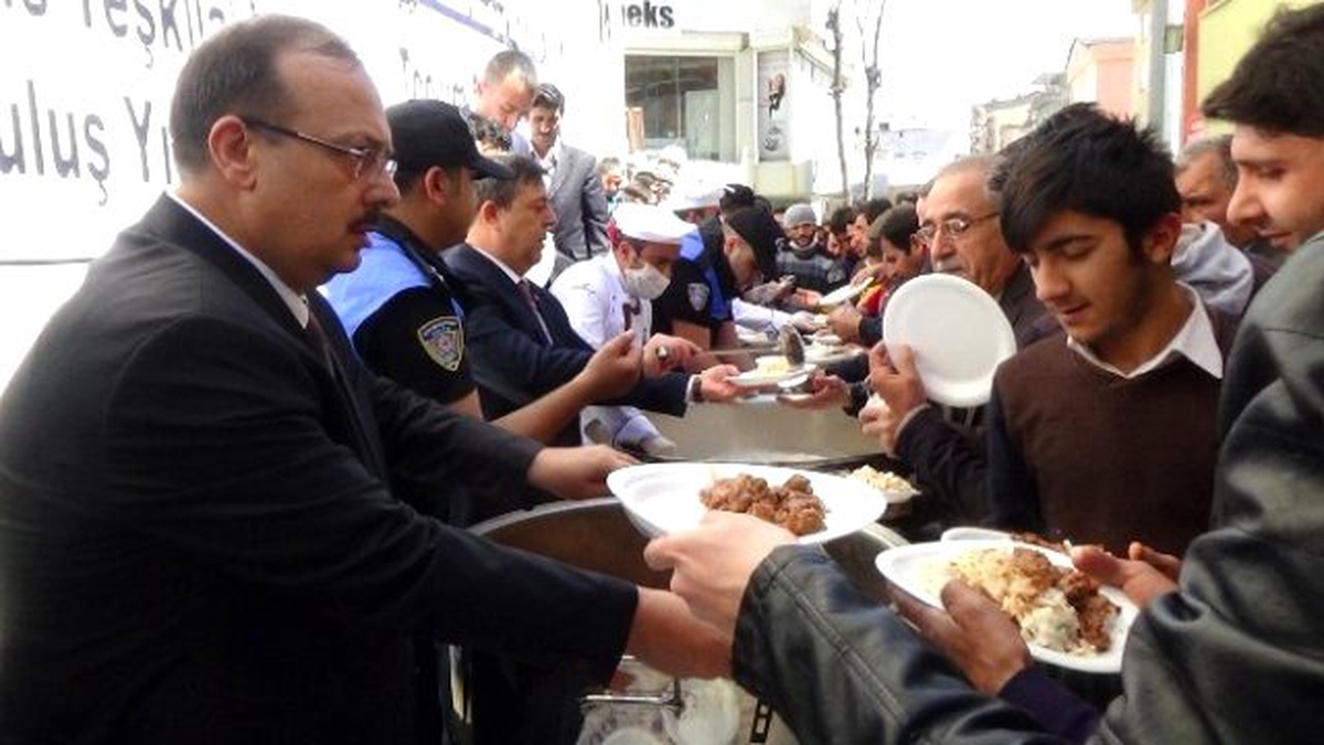 Hakkari Polisi Bin 500 Kişiye Kavurma ve Pilav Dağıttı