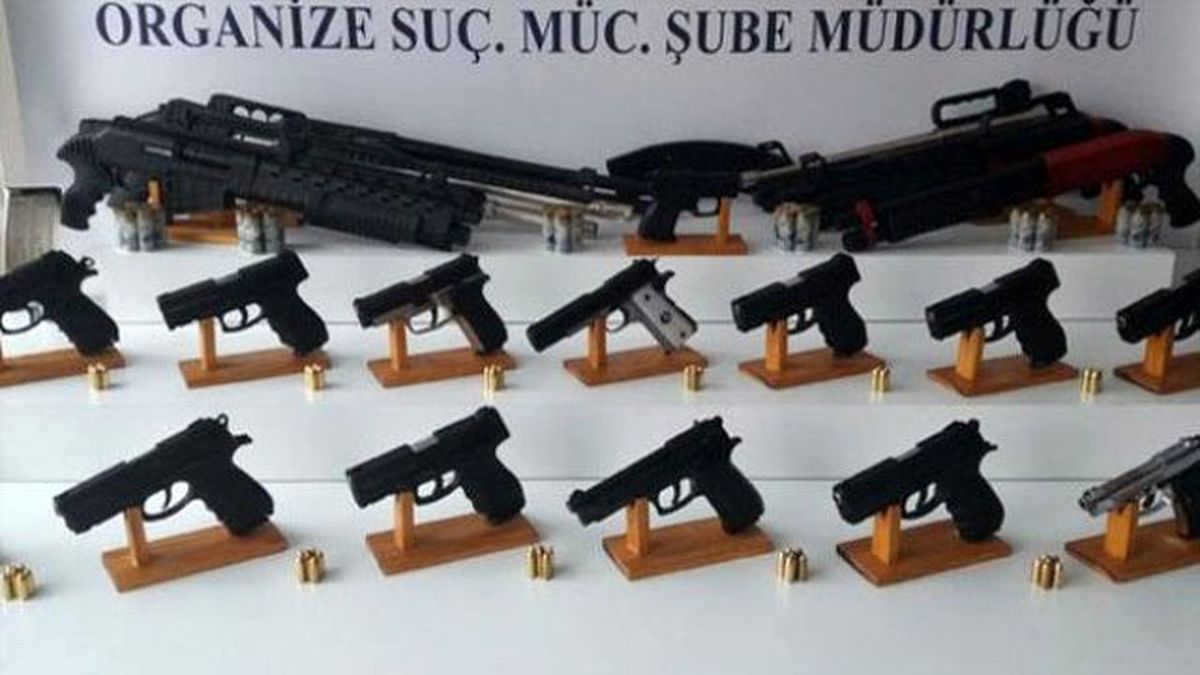 İstanbul\'da Uyuşturucu Derneğinden Cephanelik Çıktı