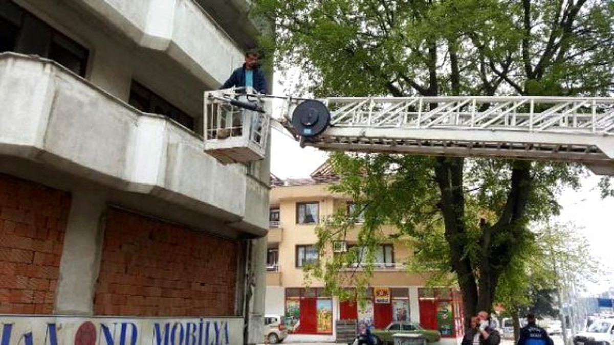 İtfaiye, Binada Mahsur Kalan Köpeği Kurtardı