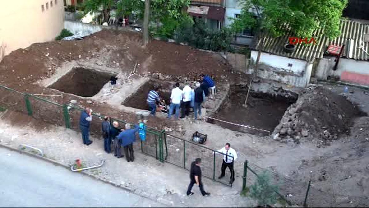 İzmit\'te Otoparkta Yapılan Kazıda 2 Metrelik Heykel Bulundu