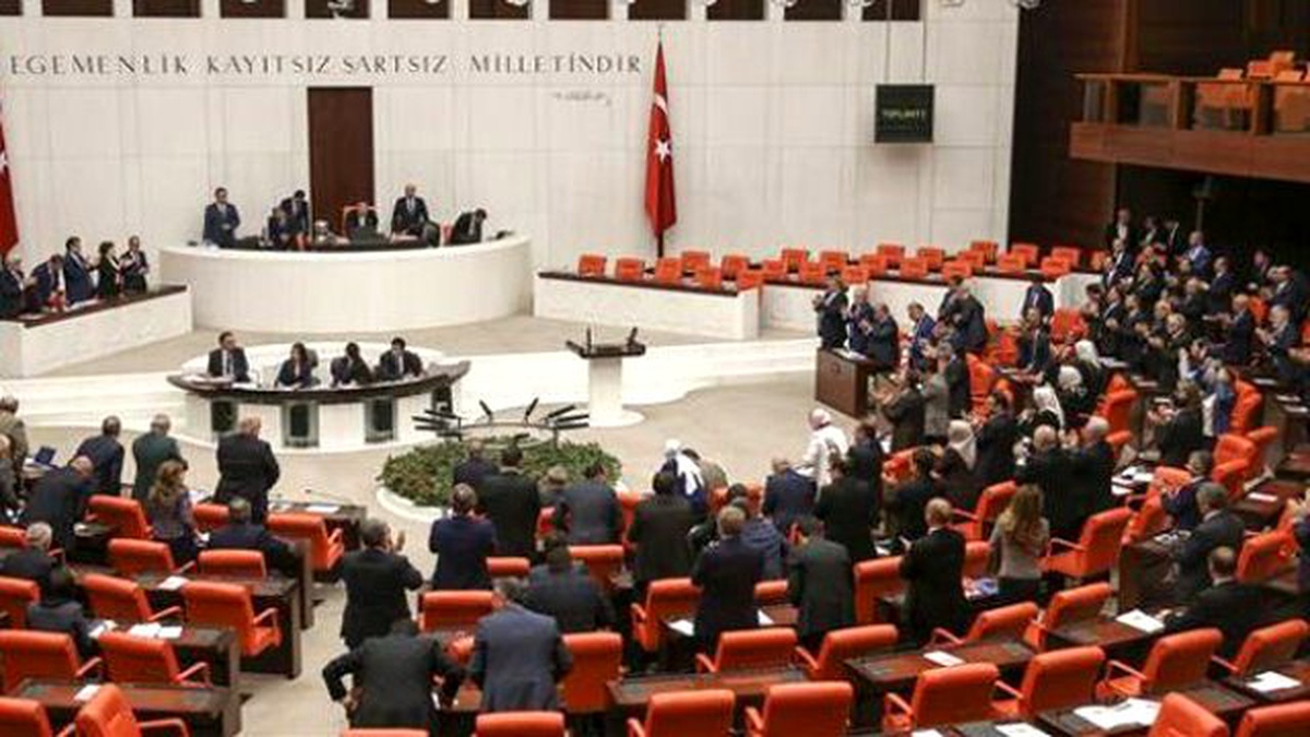 Kanun Yasalaştı, 4 Parti O Ayakta Alkışladı!