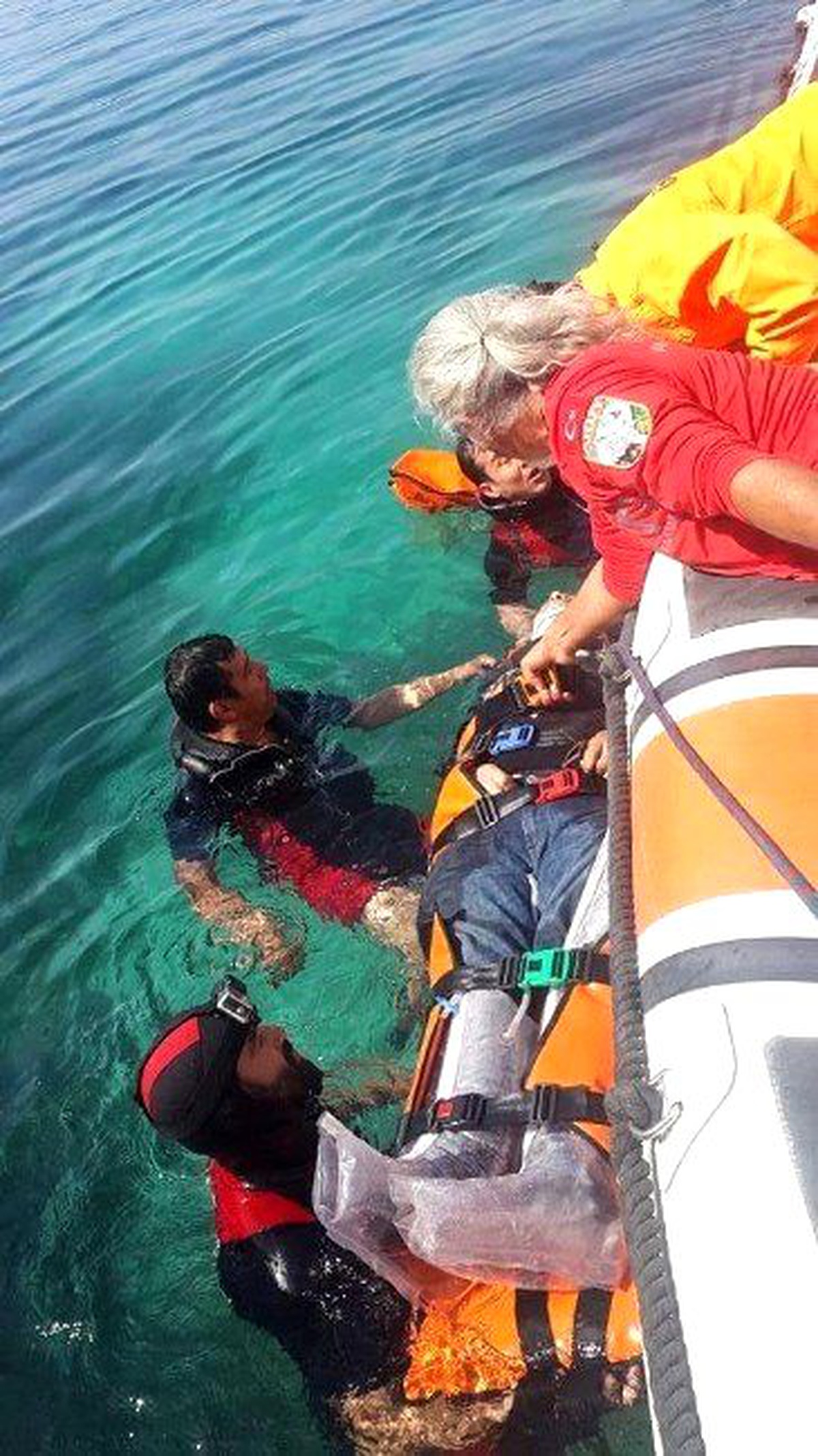 Kayalıklara Düşen Şahsı Akut ve Sahil Güvenlik Kurtardı
