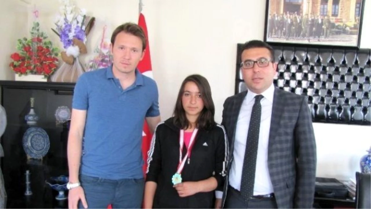 Kaymakam Bayraktar Türkiye Şampiyonu Tenisçi Öğrenciyi Kabul Etti