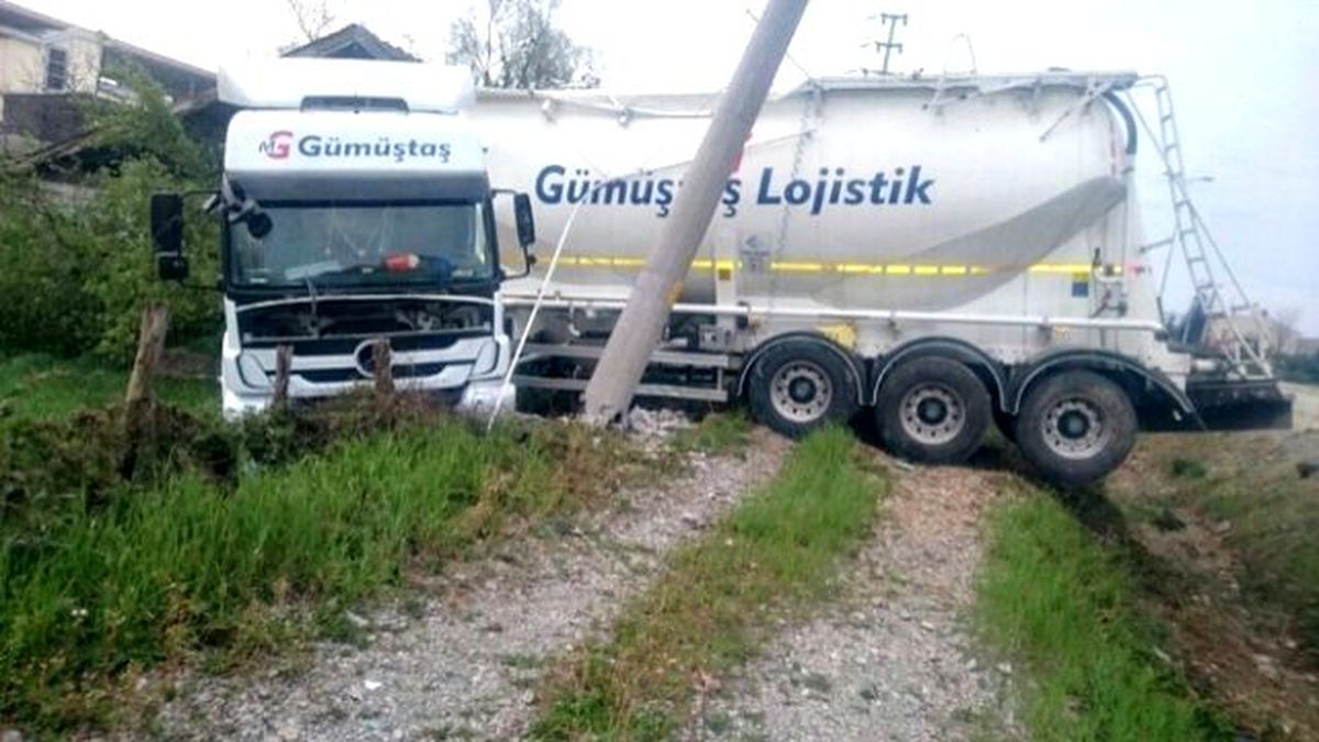 Makaslayan Tır Arsaya Daldı: 1 Yaralı