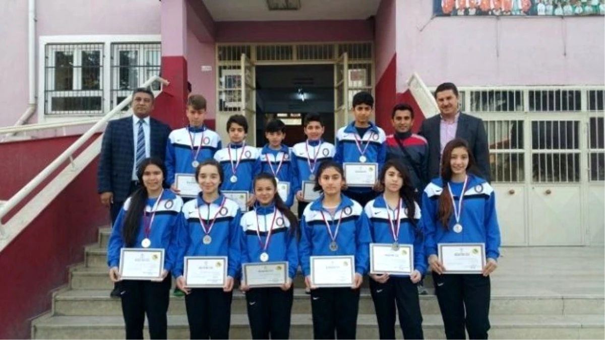 Mehmet Adil İkiz Ortaokulu Badmintonda Rekora Koşuyor