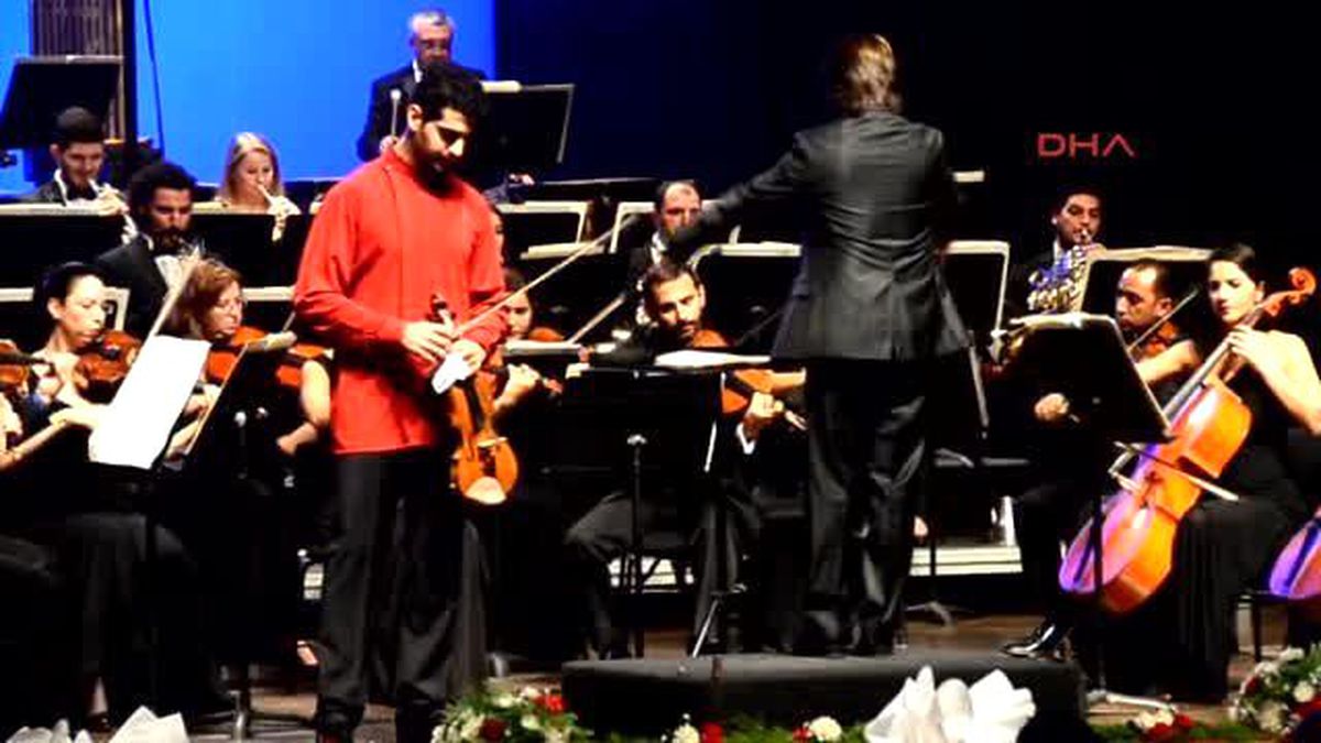 Mersinli Kemancı, Emanet Kemanla Avrupa\'yı Fethediyor