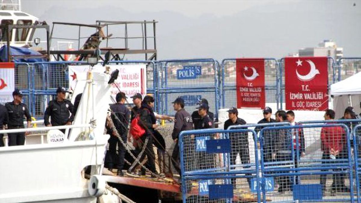 Midilli Adası'ndan Yeni Mülteci Grubu Dikili Limanı'na Geldi (3)