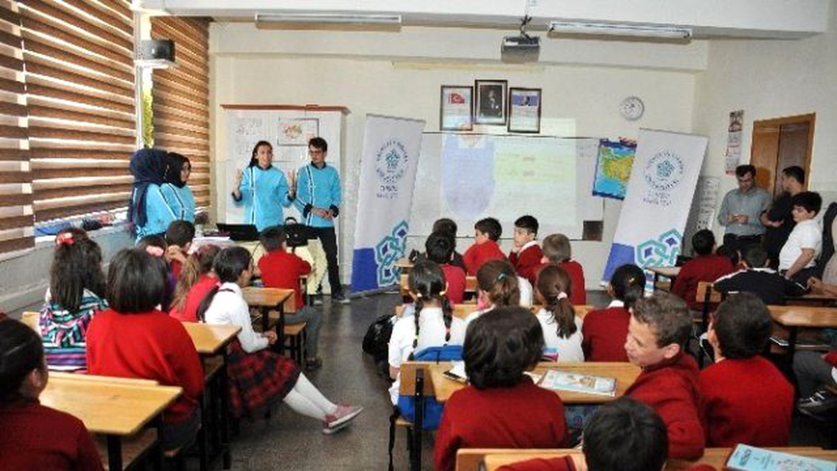Neü Öğrencilerinden Minik Öğrencilere Sağlıklı Beslenme ve Hijyen Eğitimi