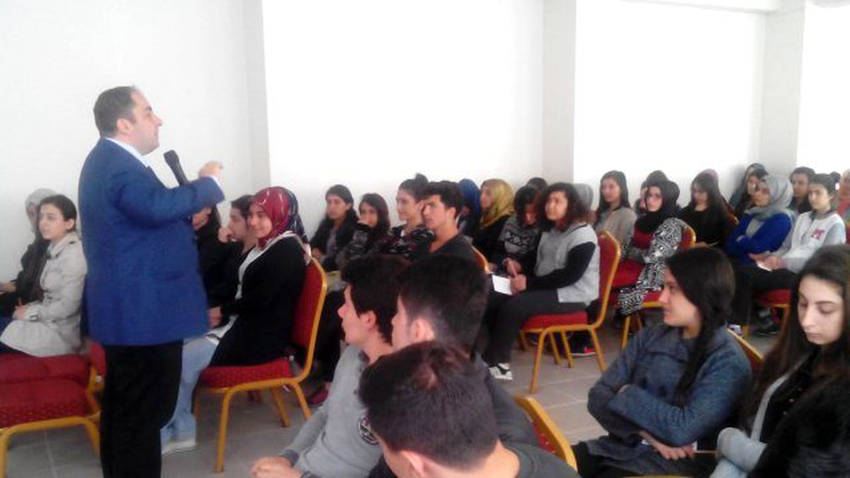 Öğrencilere Meslek Seçimi İle İlgili Konferans Verildi