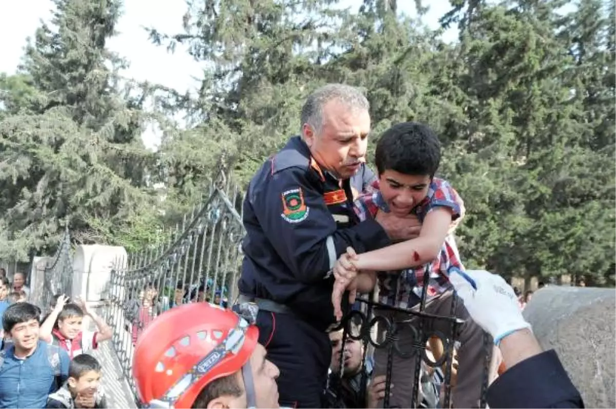 Okul Duvarında Atlayan Çocuğun Koluna Demir Şiş Saplandı