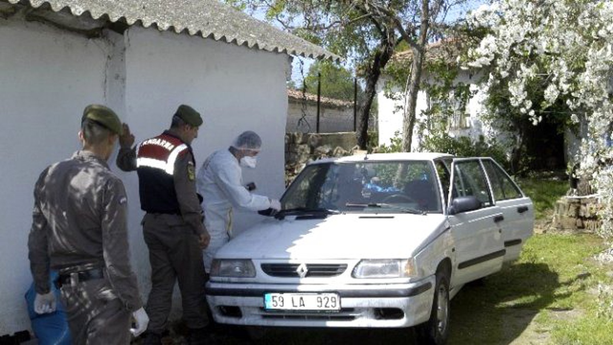 Otomobilin Teyp ve Aküsünü Çaldılar