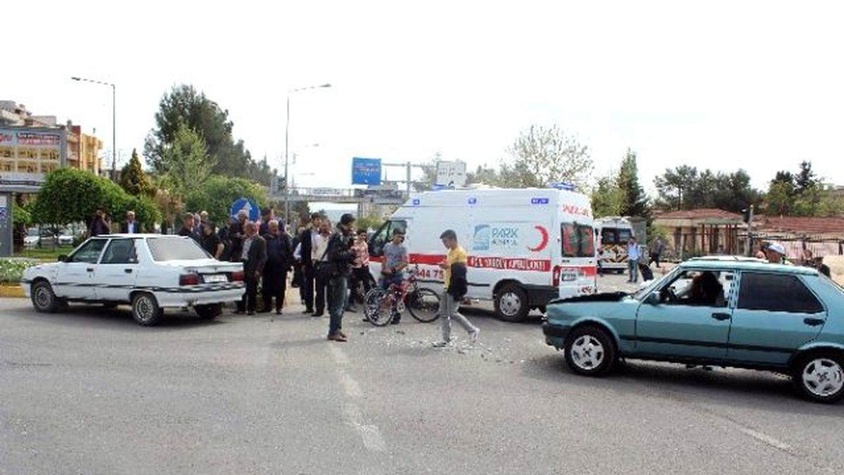 Otomobiller Çarpıştı: 2 Yaralı