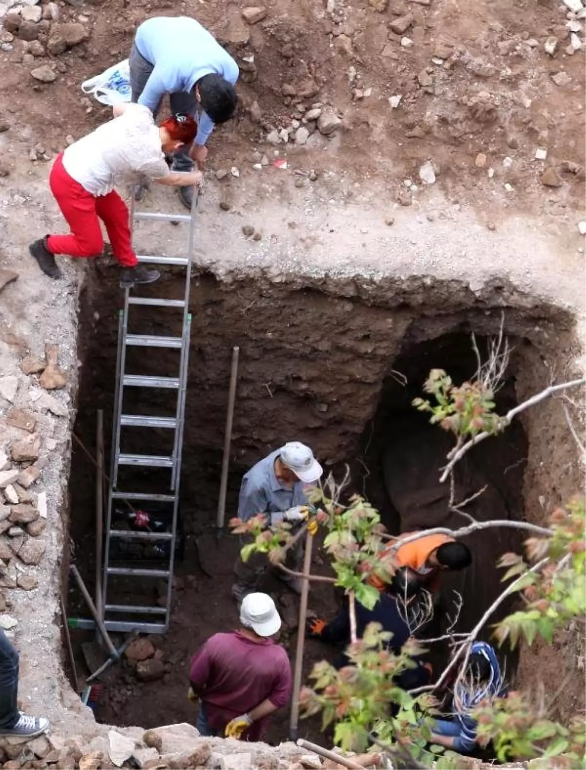 Otoparkta Yapılan Kazıda 2 Metrelik Başsız Kadın Heykeli Bulundu