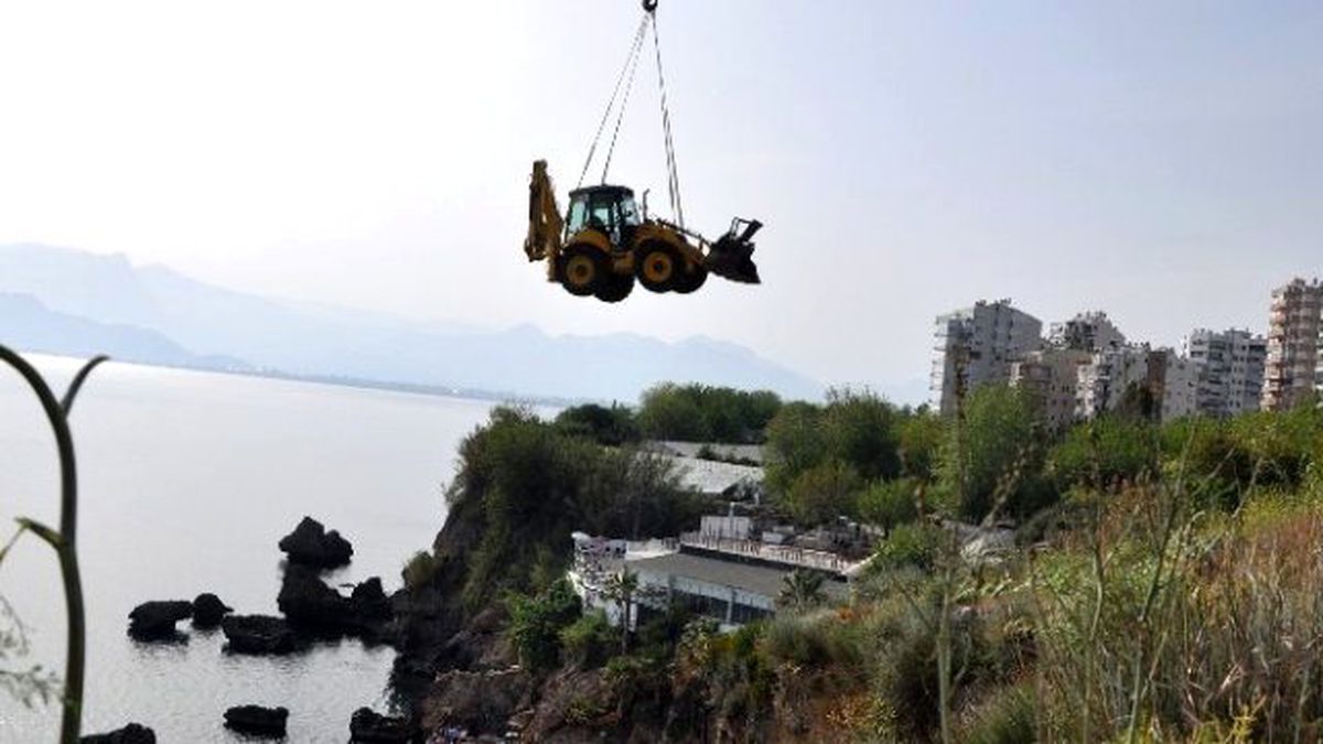 Kaçak Yapılar Uçan Kepçeyle Yıkıldı, Kavga Çıktı