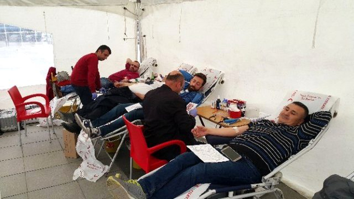 Polisler, Kan Vererek Haftalarını Kutladı