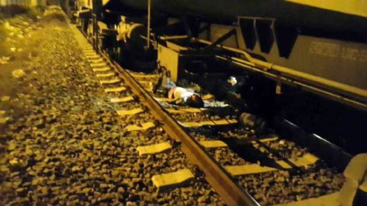 Uşak'ta Raylarda Yatan Adamın Üzerinden Tren Geçti