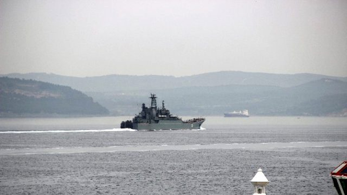 Rus Savaş Gemisi, Çanakkale Boğazı\'ndan Geçti