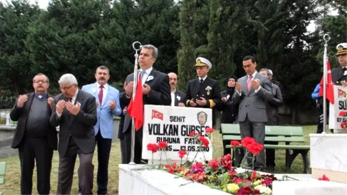 Şehit Polisler Mezarları Başında Dualar ve Göz Yaşlarıyla Anıldı